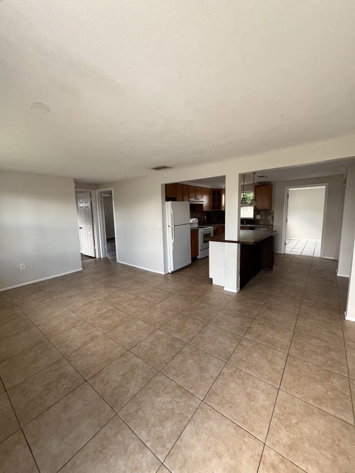 5039 Janice Ln - Photo 2 of 18