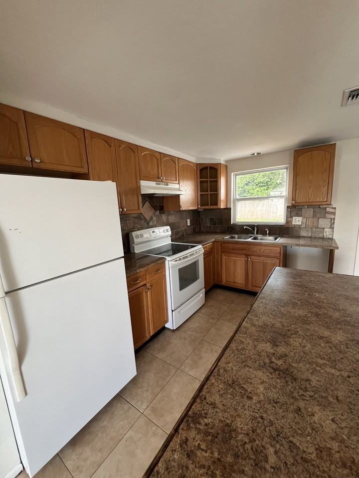 5039 Janice Ln - Photo 3 of 18
