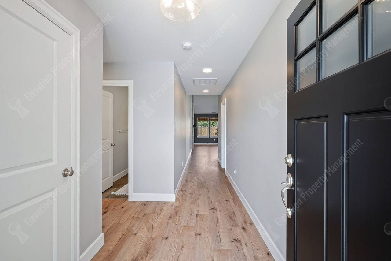 1679 Sw Black Butte Ct - Photo 3 of 39
