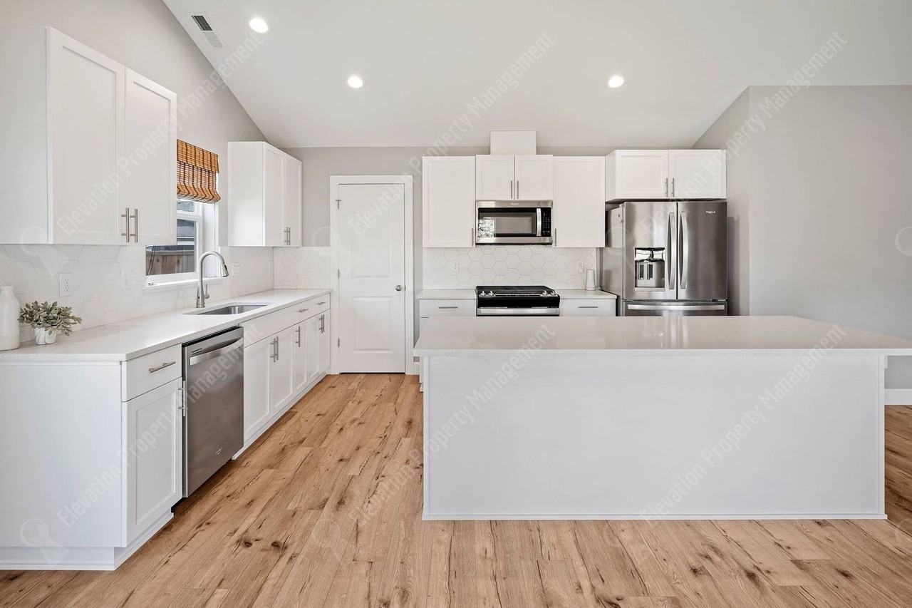 1679 Sw Black Butte Ct - Photo 4 of 39