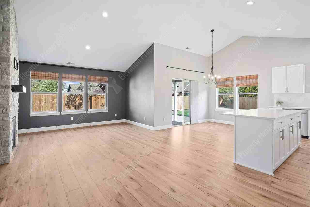 1679 Sw Black Butte Ct - Photo 5 of 39