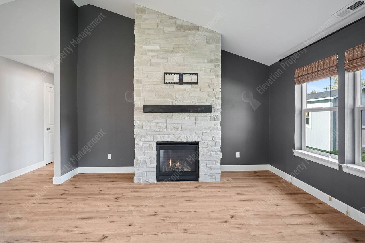 1679 Sw Black Butte Ct - Photo 6 of 39