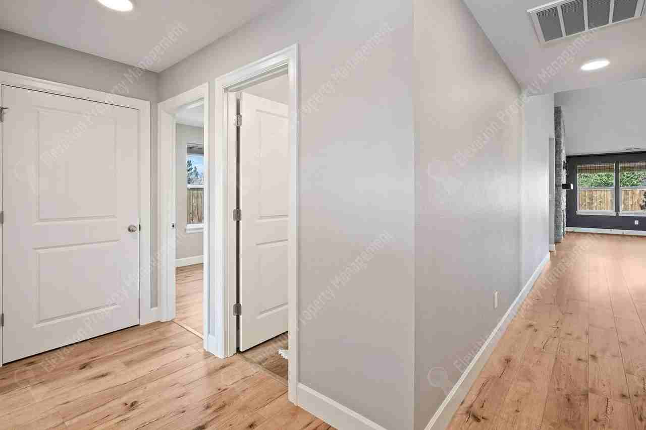1679 Sw Black Butte Ct - Photo 7 of 39