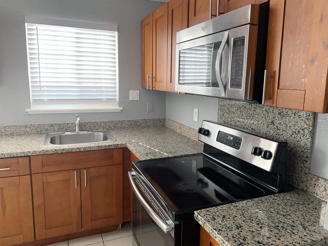 498 Douglas Ave - Photo 3 of 11