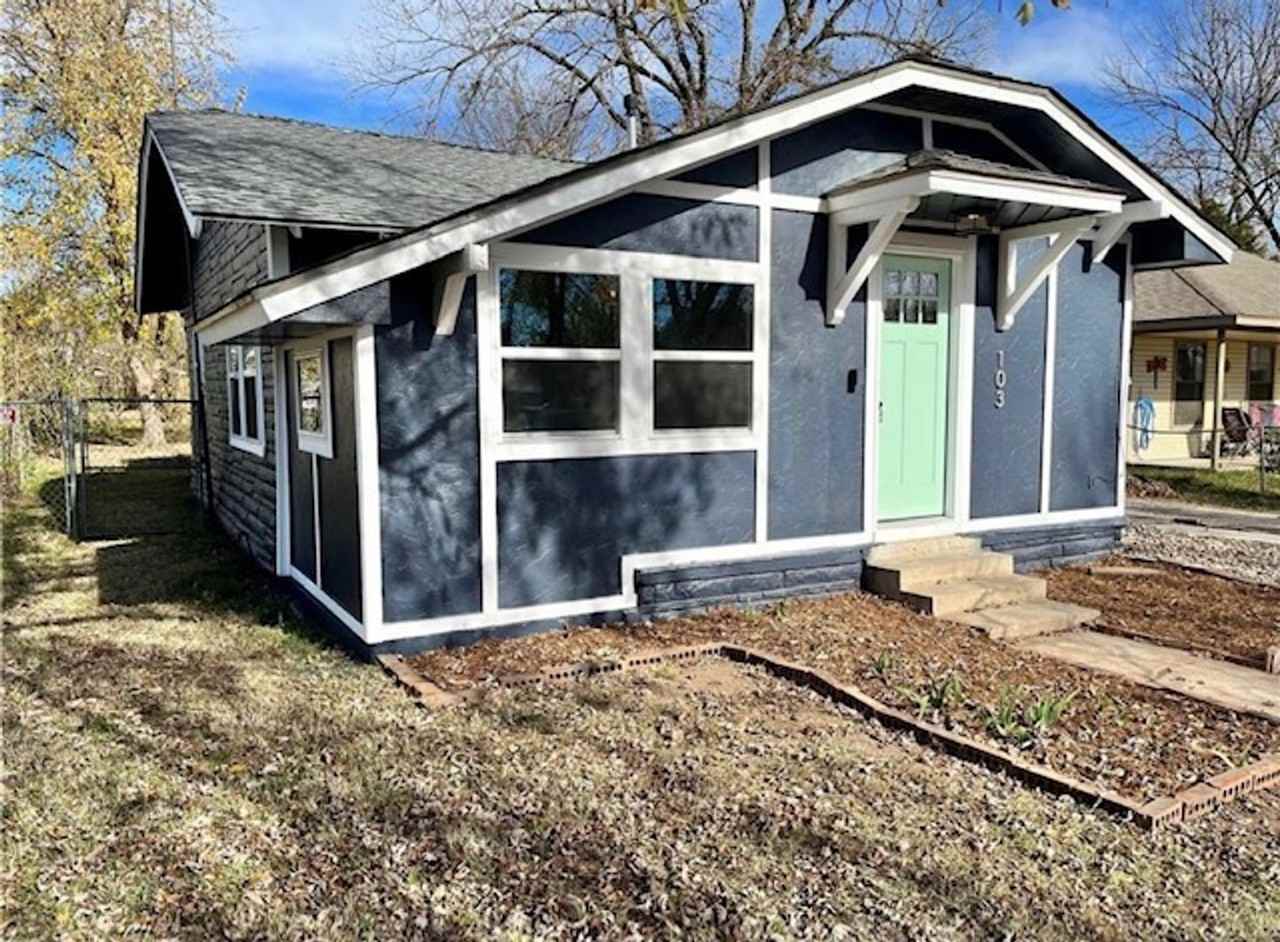 103 E Himes St - Photo 2 of 10