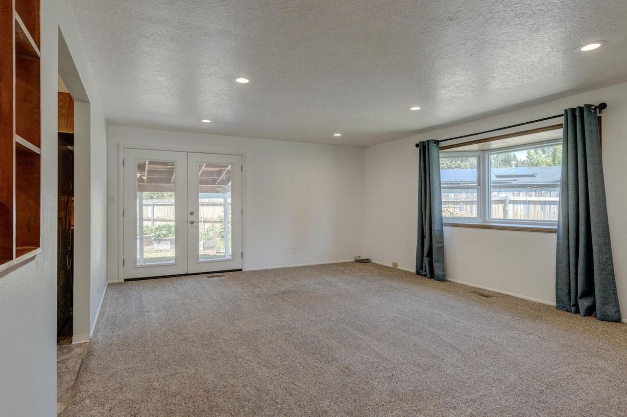 2085 N Wilmington Dr - Photo 3 of 34