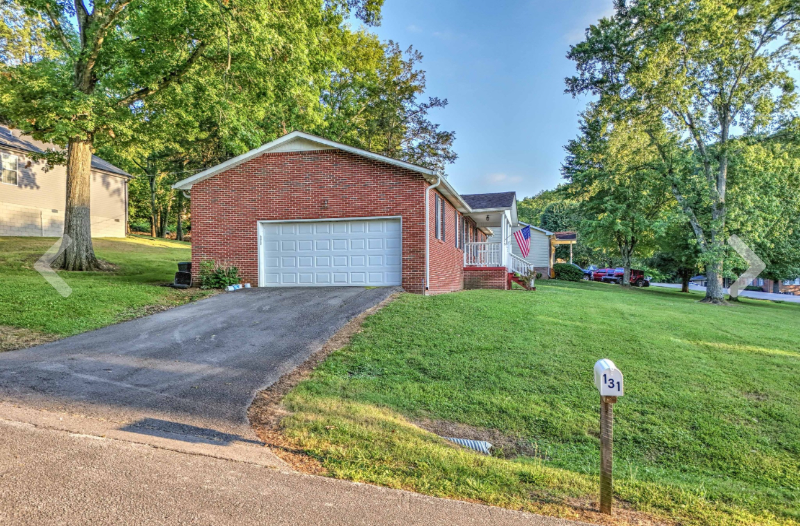 131 Waggoner St - Photo 3 of 10