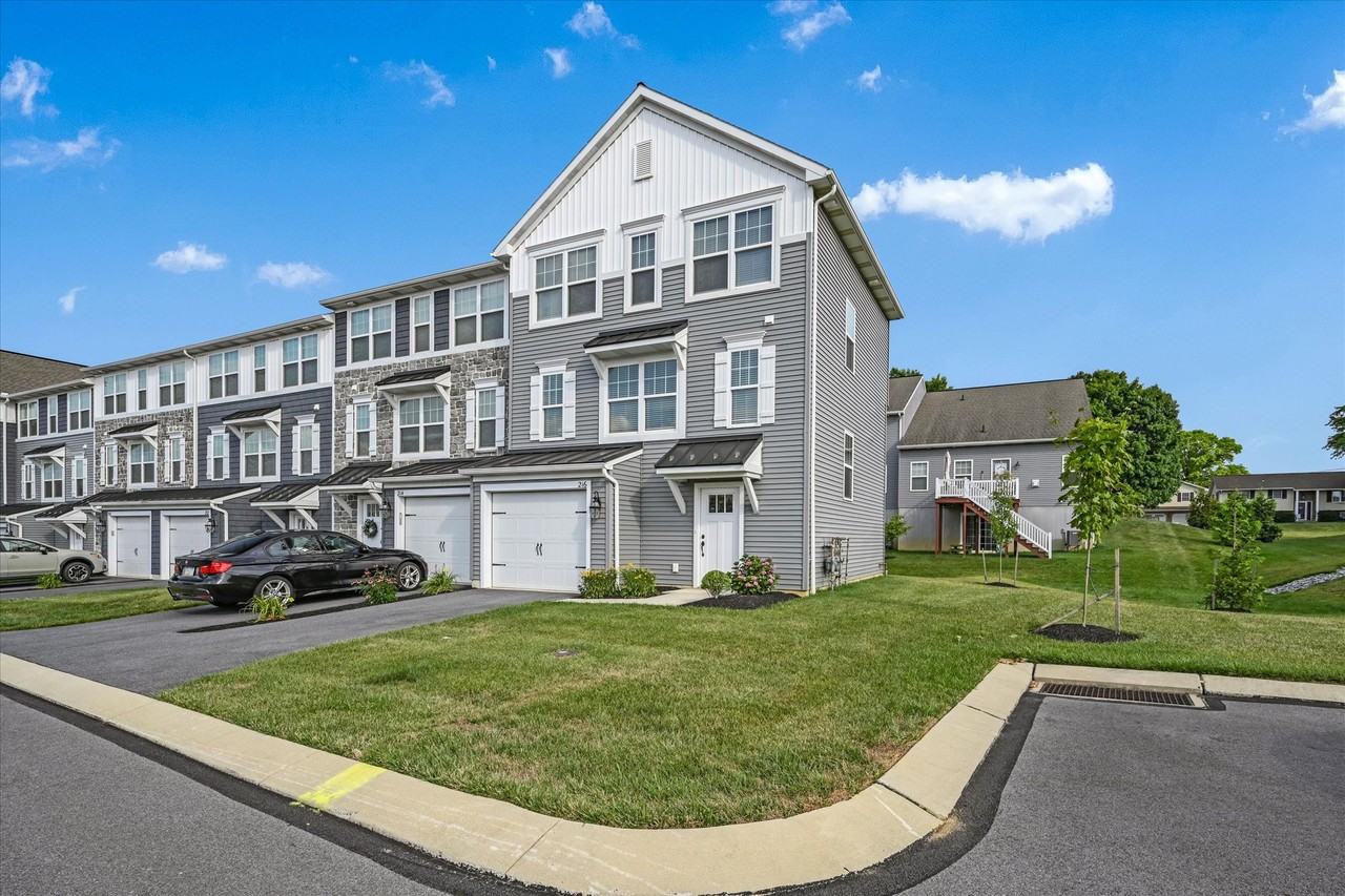 216 Highland Ct #216 - Photo 3 of 31