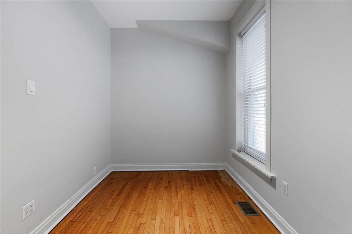 3046 N Kenmore Ave #1 - Photo 2 of 10