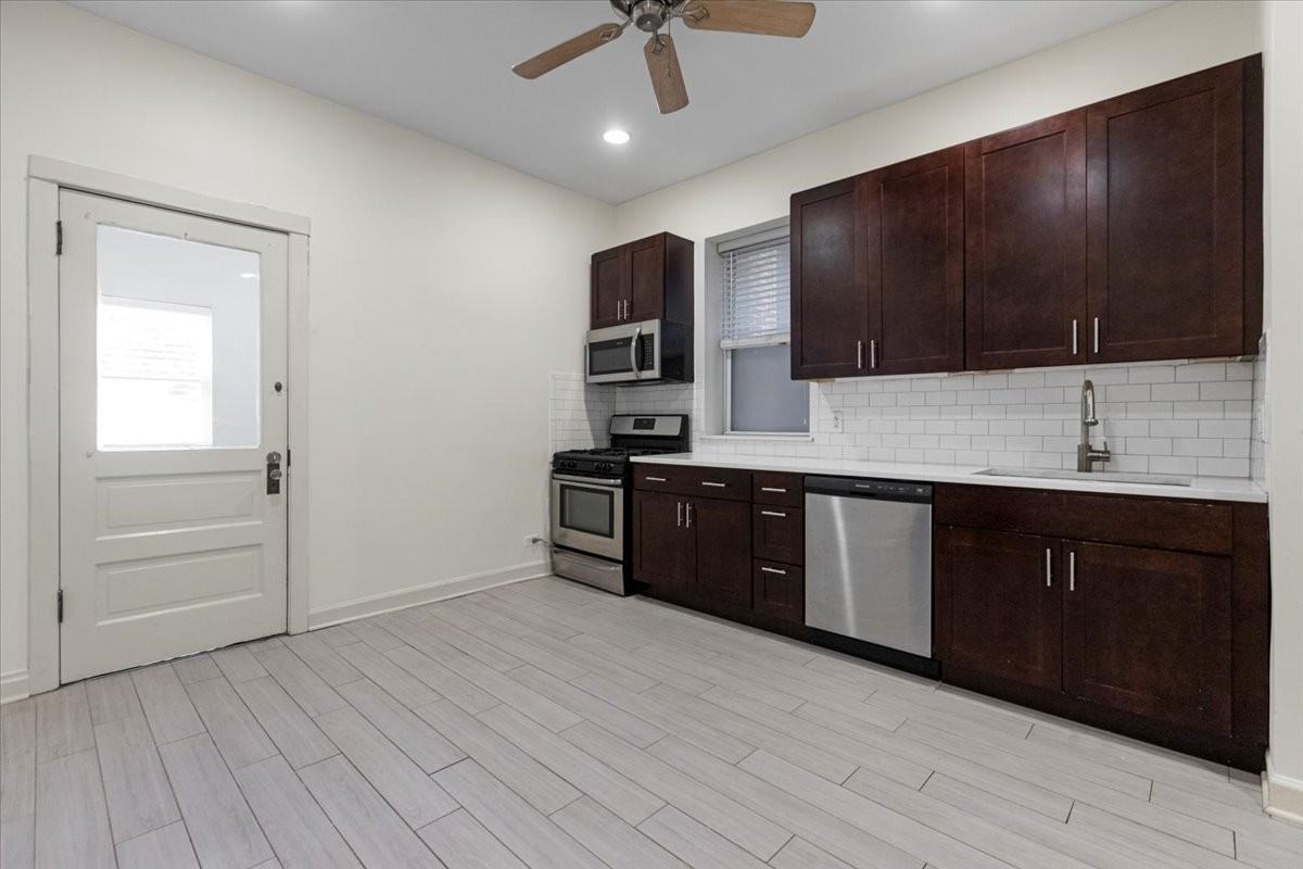 3046 N Kenmore Ave #1 - Photo 3 of 10