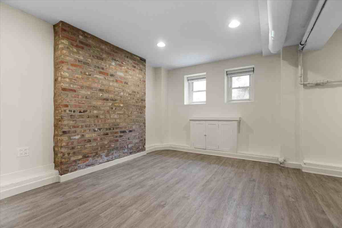 3046 N Kenmore Ave #1 - Photo 7 of 10