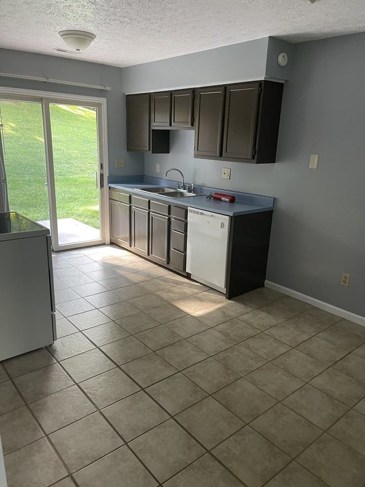 101 Lovely Mount Dr #B - Photo 4 of 13