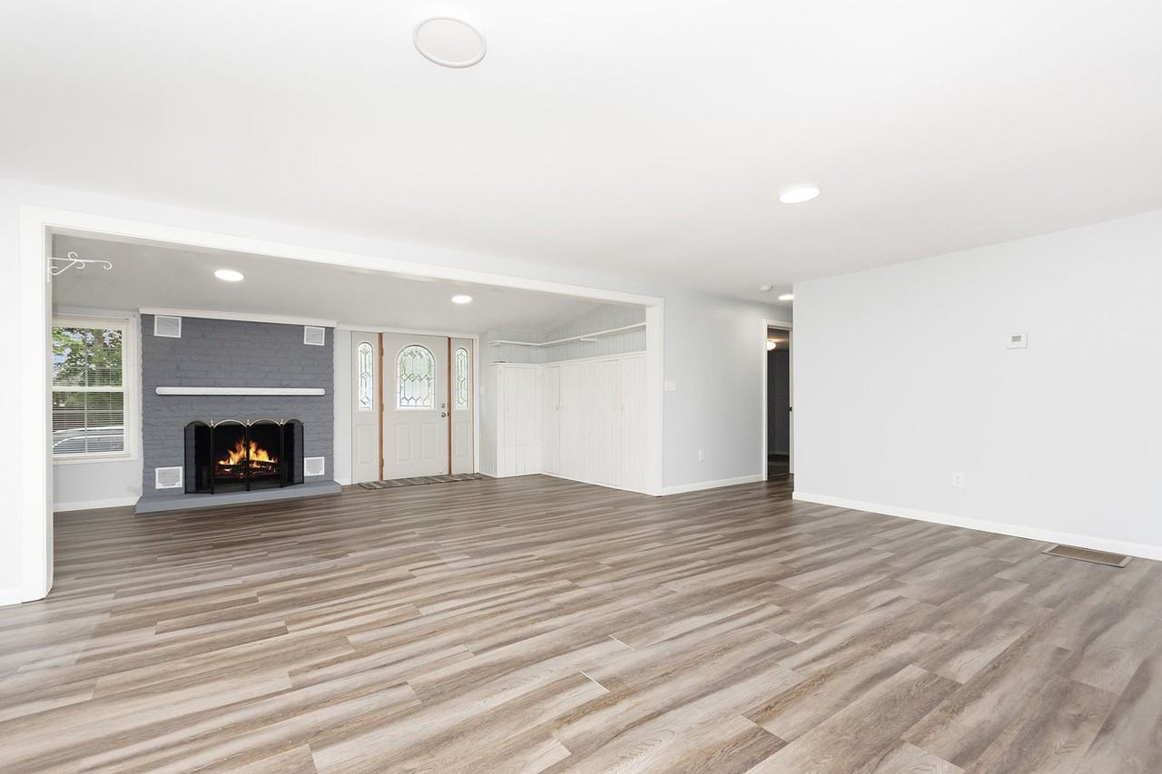 2576 Plainfield Rd - Photo 2 of 15