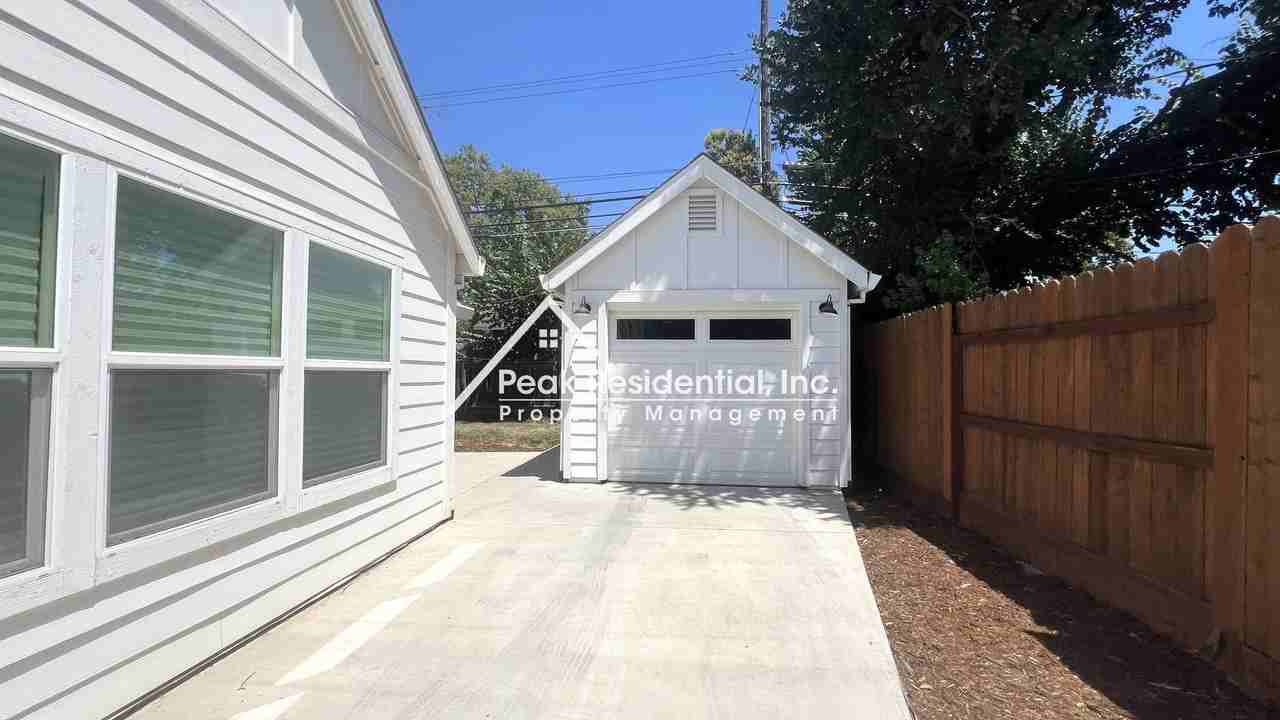 4867 V St - Photo 3 of 34