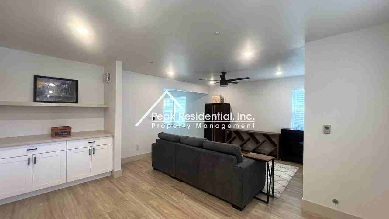 4867 V St - Photo 4 of 34