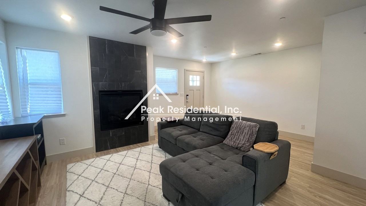 4867 V St - Photo 5 of 34
