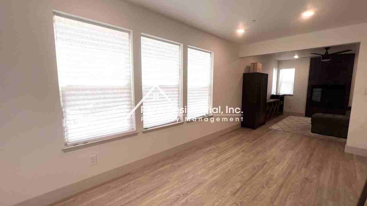 4867 V St - Photo 6 of 34