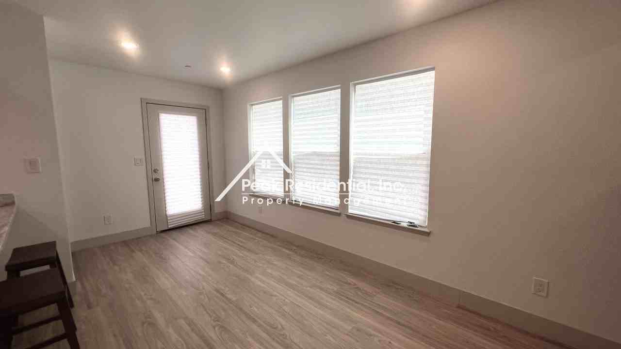 4867 V St - Photo 7 of 34