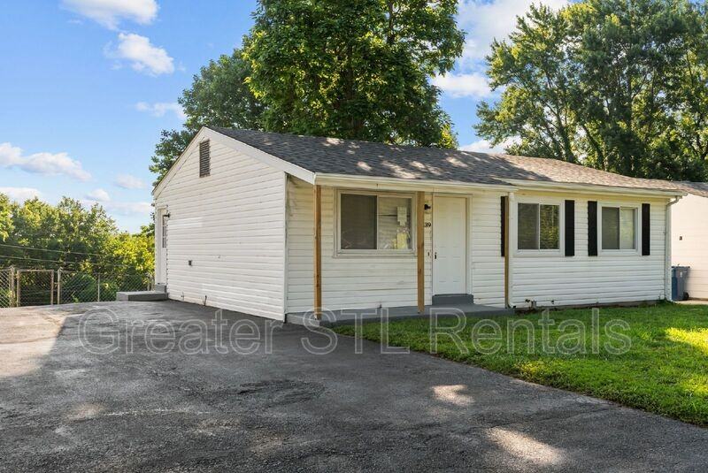 1739 Leafcrest Dr - Photo 2 of 34