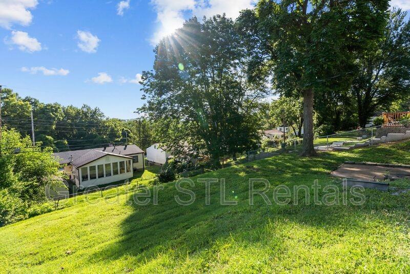 1739 Leafcrest Dr - Photo 3 of 34