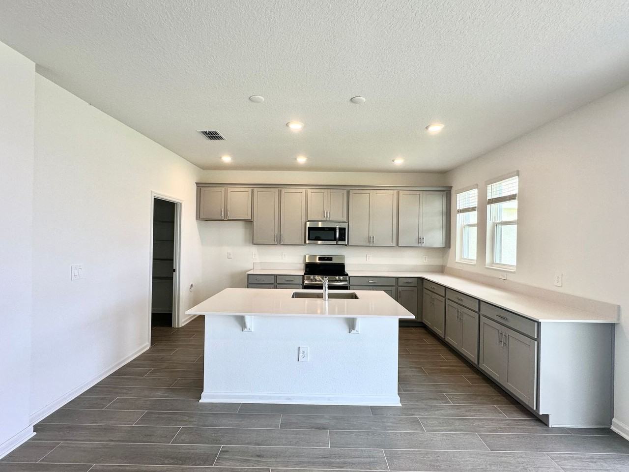 2892 Armstrong Ave - Photo 7 of 30