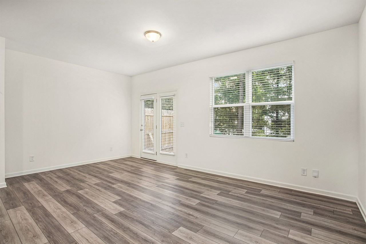 1504 Vernon Blvd - Photo 2 of 19