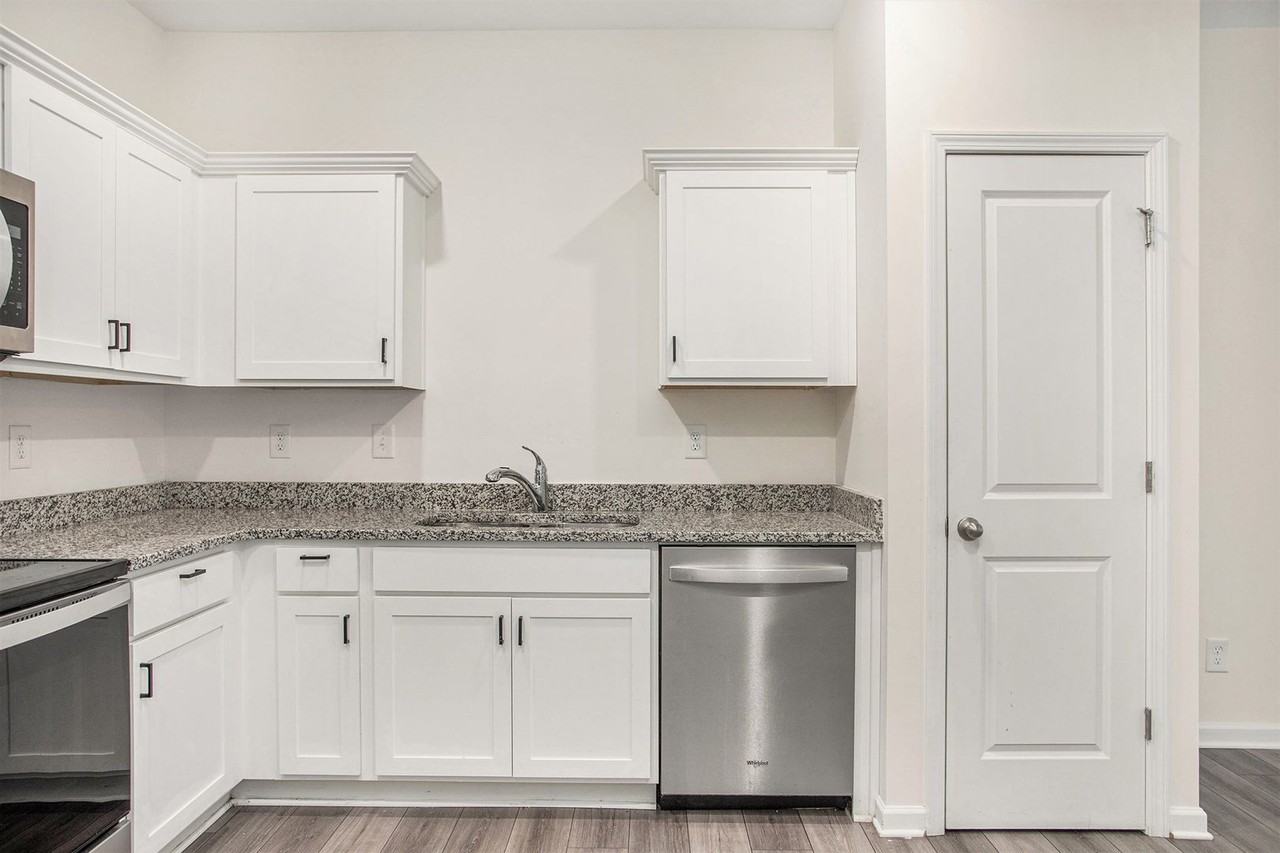 1504 Vernon Blvd - Photo 3 of 19