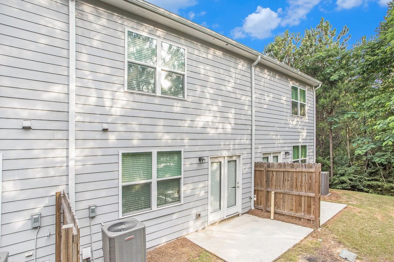 1504 Vernon Blvd - Photo 4 of 19