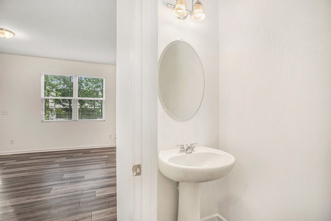 1504 Vernon Blvd - Photo 5 of 19