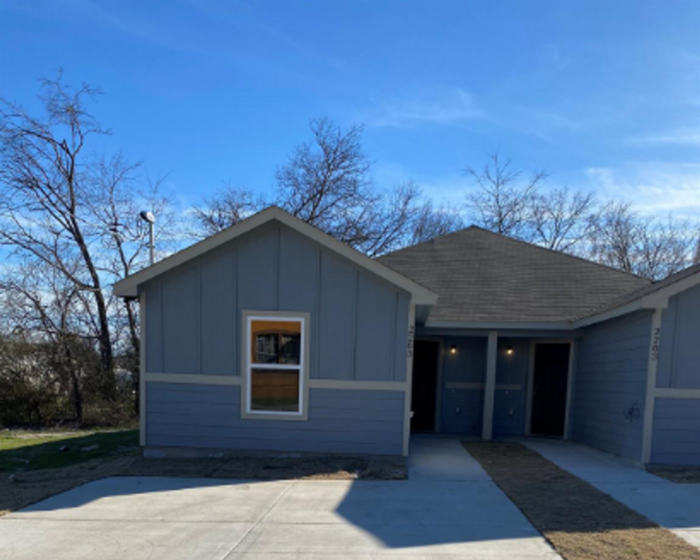 2203 Henry St #B - Photo 3 of 23