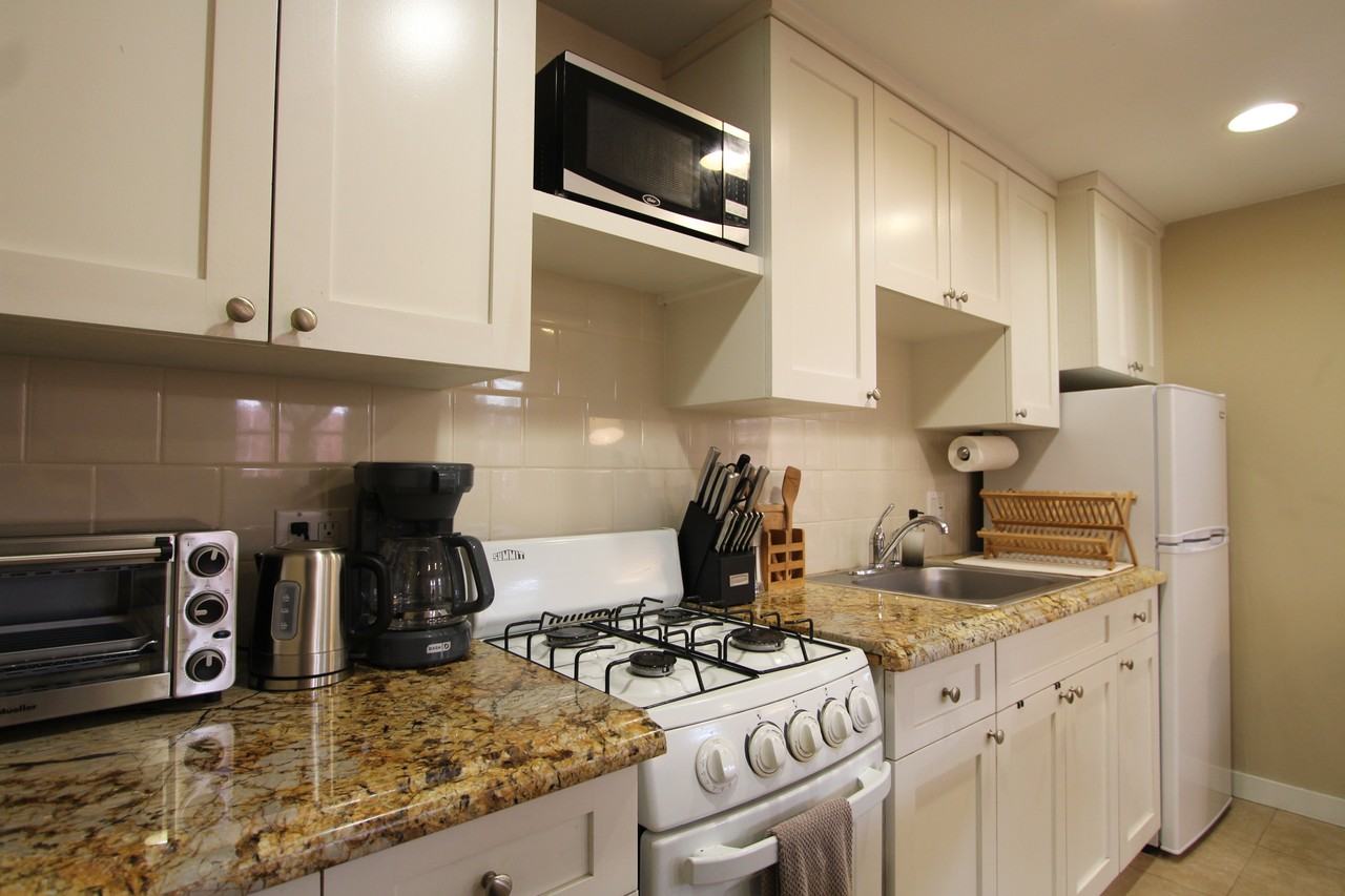 806 Bayview Dr - Photo 3 of 14