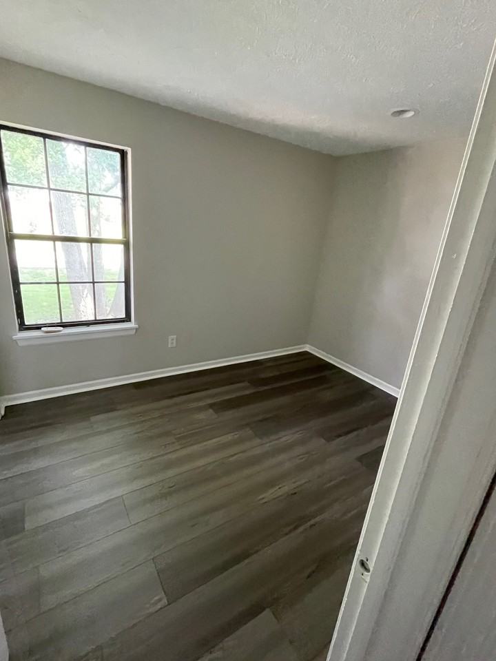 1117 E 105th St #1117 - Photo 2 of 6
