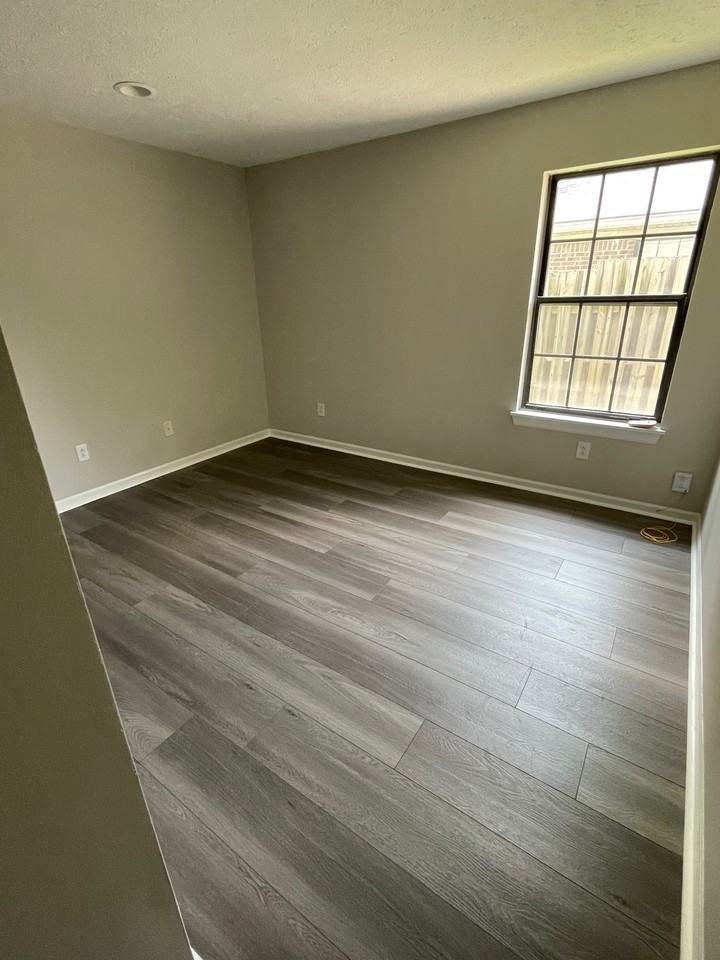 1117 E 105th St #1117 - Photo 4 of 6