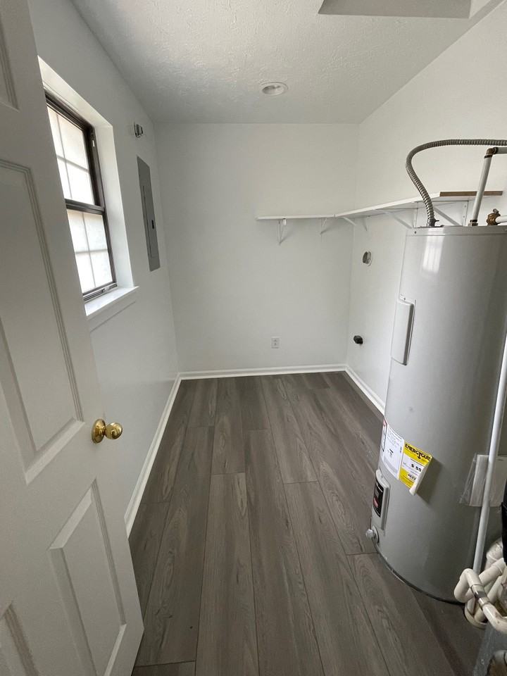 1117 E 105th St #1117 - Photo 5 of 6