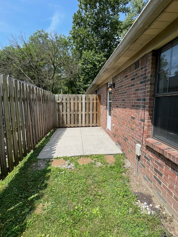 1117 E 105th St #1117 - Photo 6 of 6