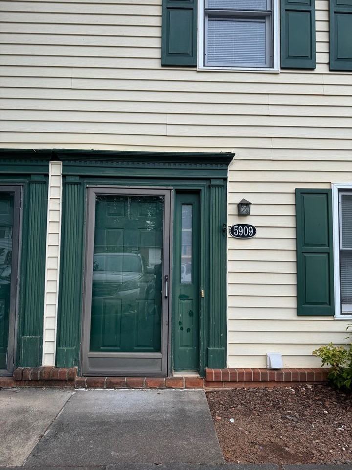 5909 King Charles Ct - Photo 2 of 13