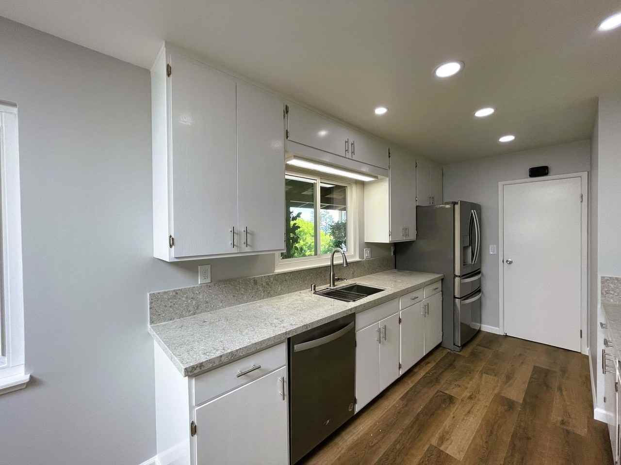 3847 Vineyard Dr - Photo 3 of 40