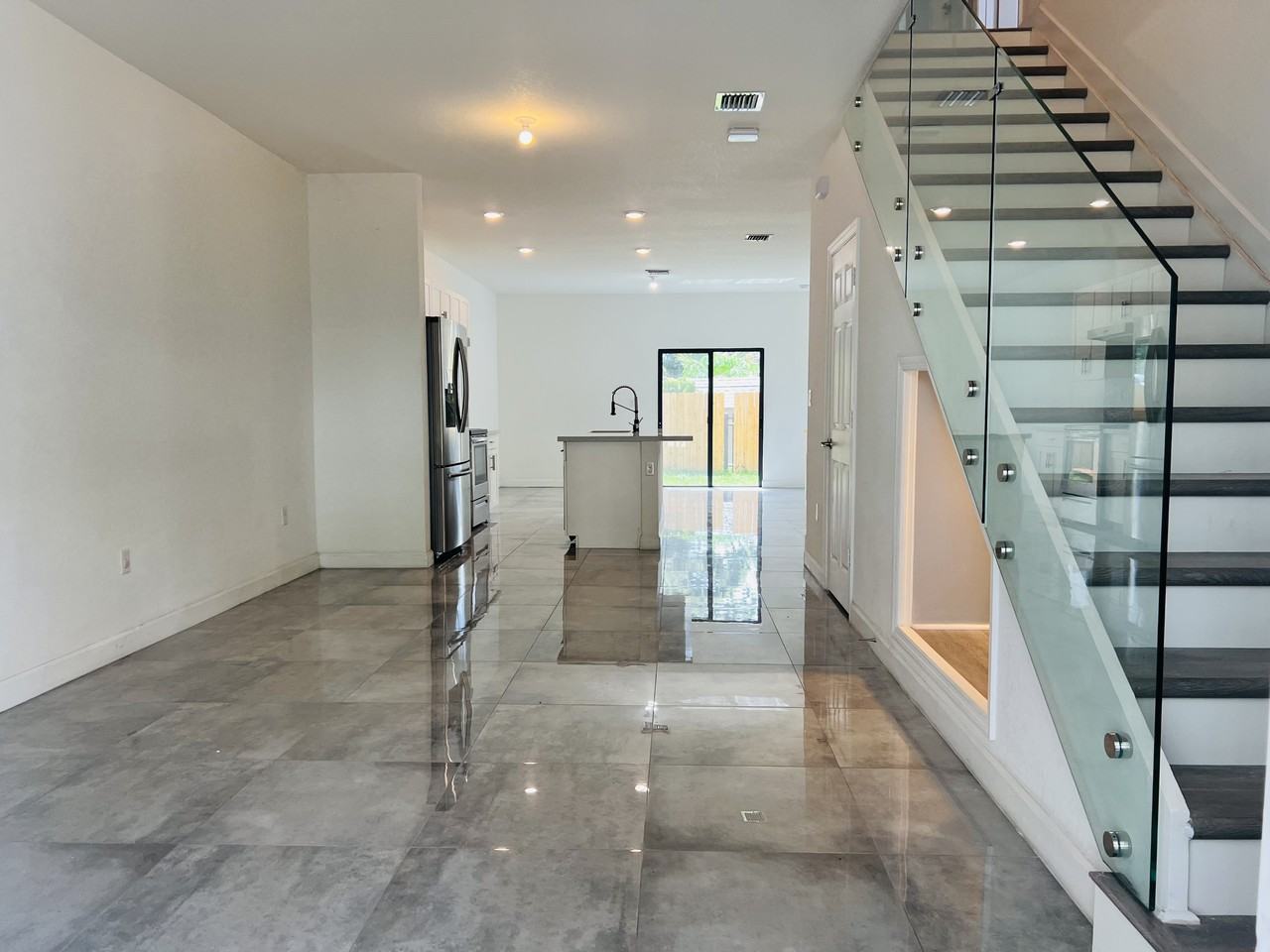 2825 Sw 17th Ave #2825 - Photo 3 of 31