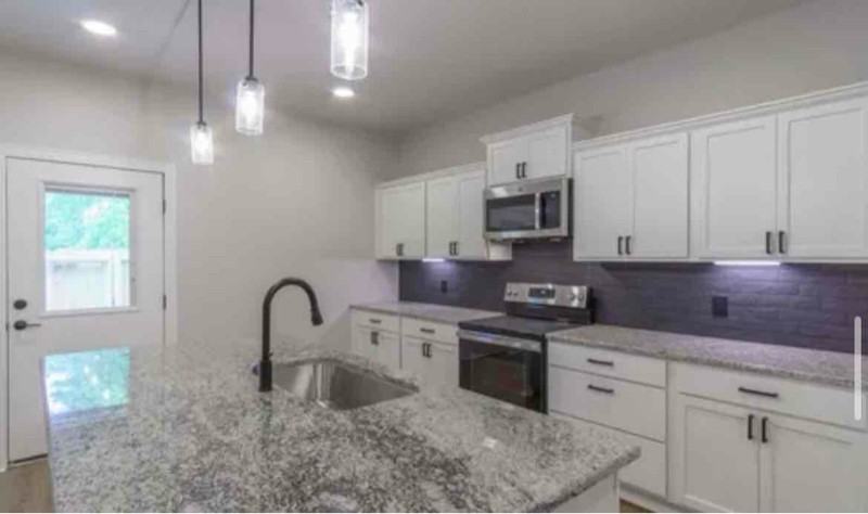 2112 Oak Hollow St #B - Photo 3 of 7