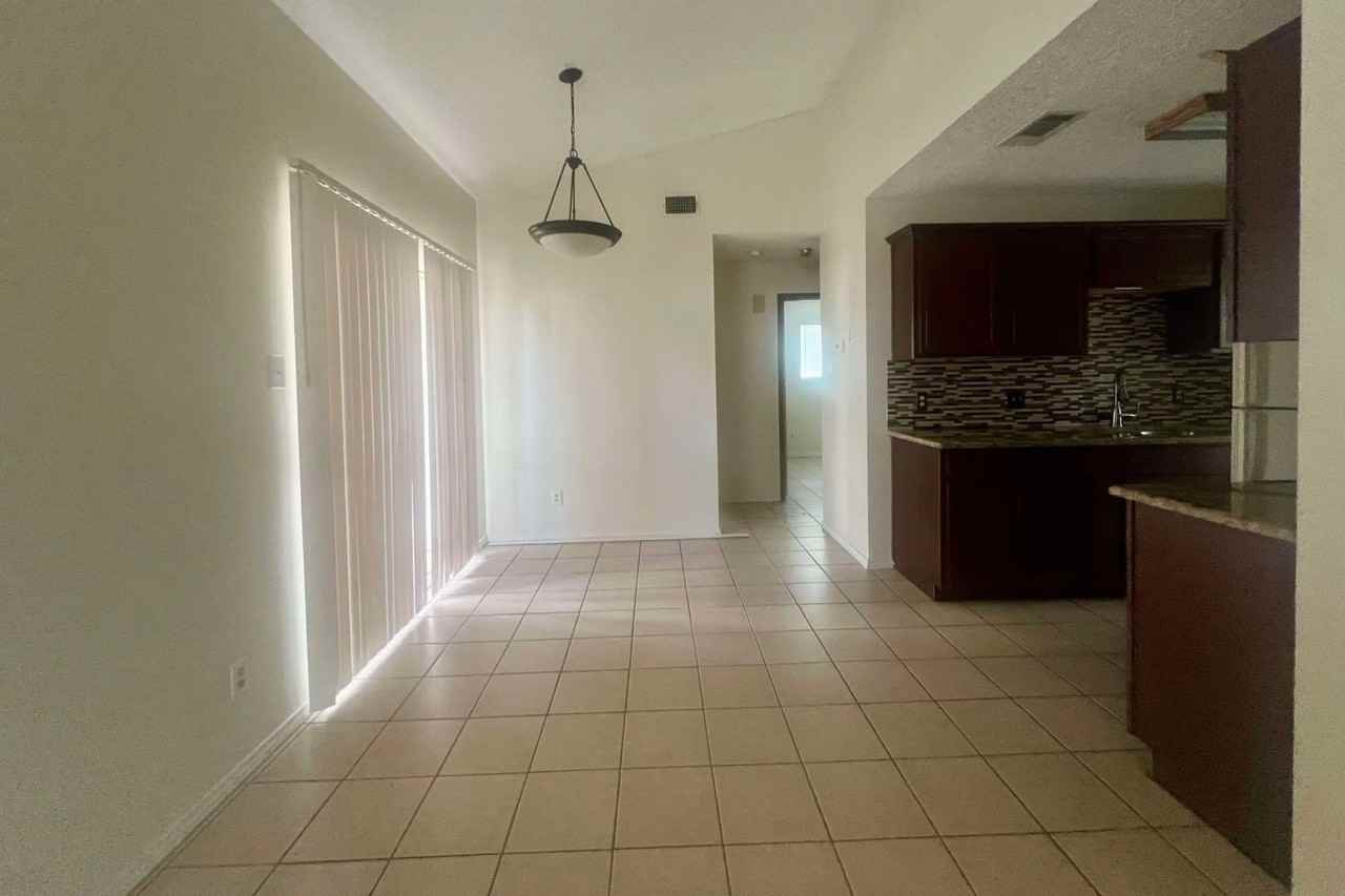 907 Haynes Dr - Photo 3 of 10