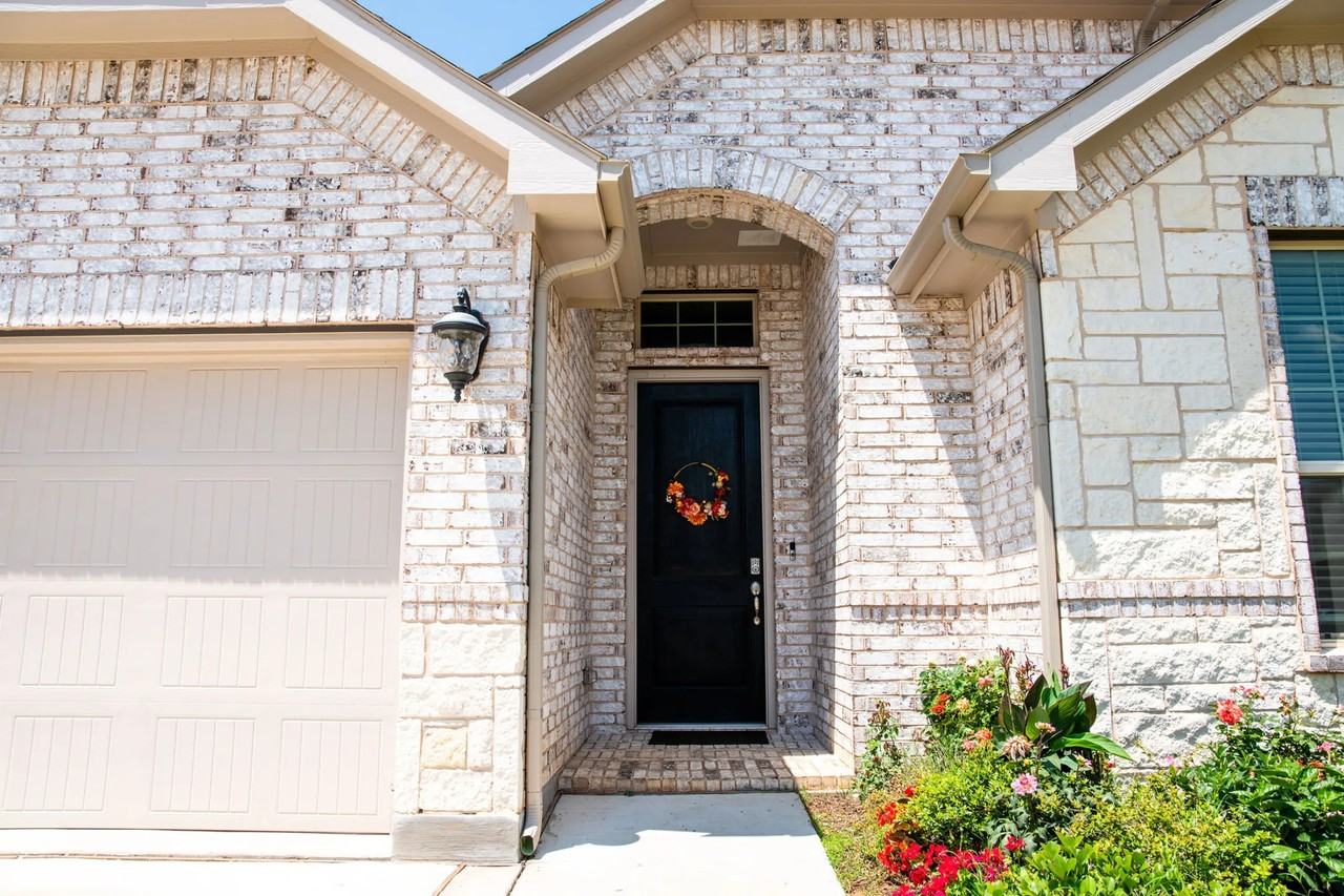 1017 Almond St - Photo 3 of 14