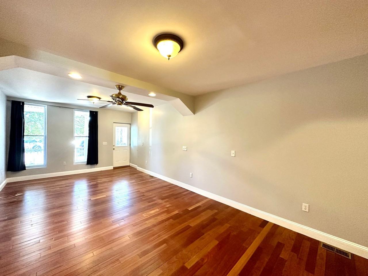 816 W 37th St - Photo 2 of 36