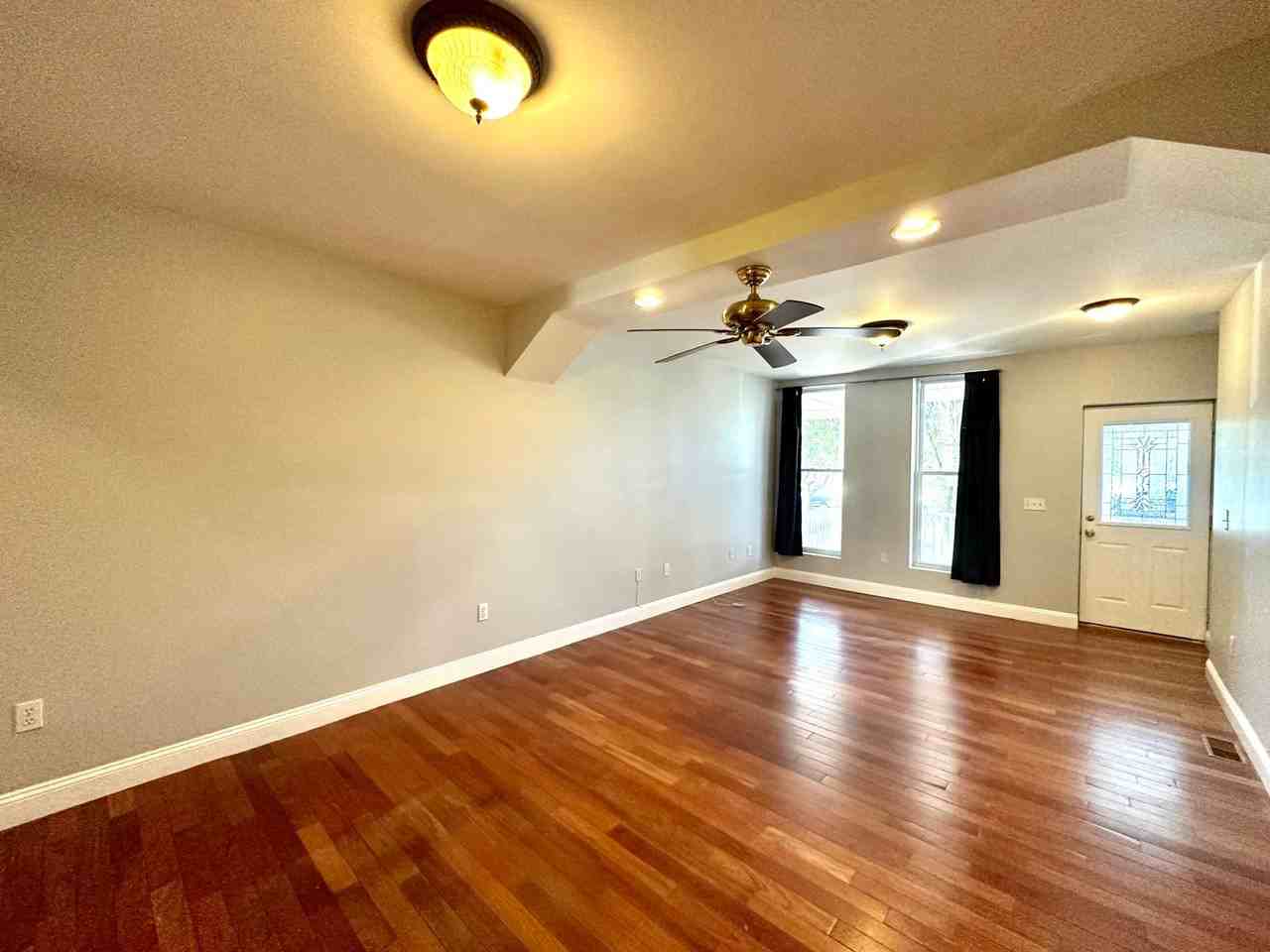 816 W 37th St - Photo 3 of 35