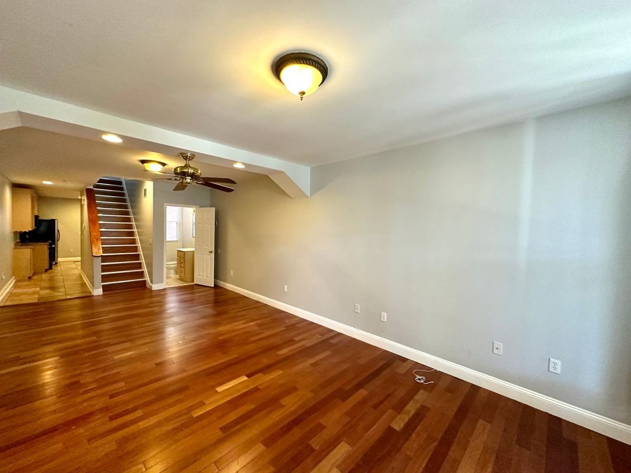 816 W 37th St - Photo 4 of 35