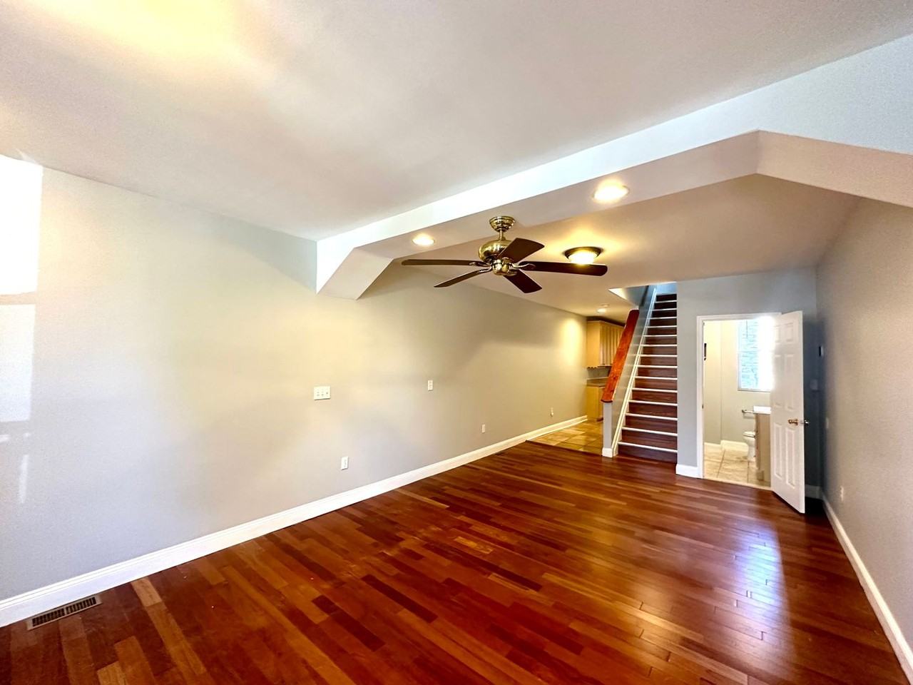 816 W 37th St - Photo 5 of 35