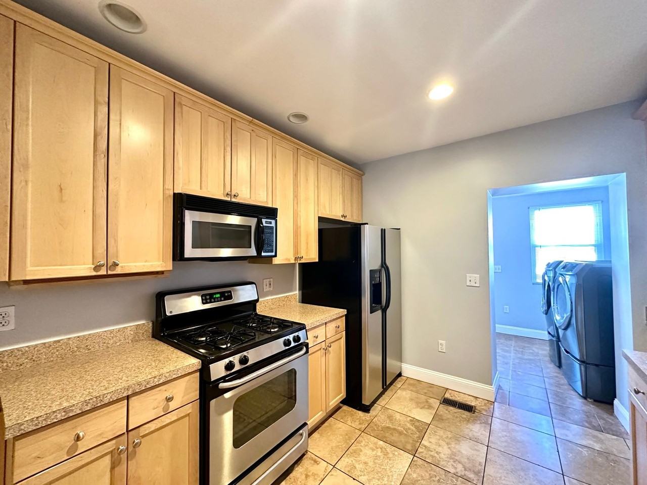816 W 37th St - Photo 6 of 35