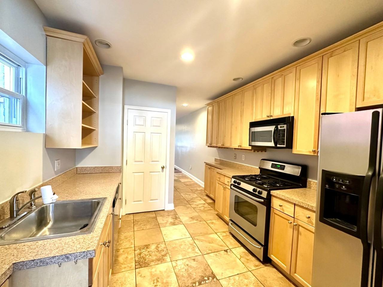 816 W 37th St - Photo 7 of 35