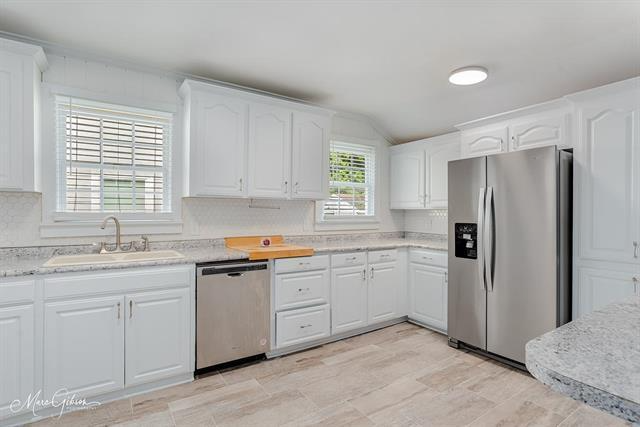 204 Leo Ave - Photo 3 of 20