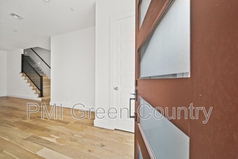 118 E Elgin St - Photo 3 of 34