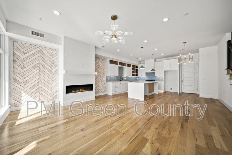 118 E Elgin St - Photo 4 of 34